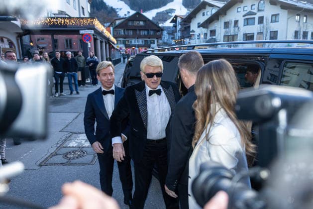 Datum: 13.03.26 Ort: Kitzbühel Im Bild: Helmut Werner, Heino, Nicole Werner Er ist Kult blonde Haare, schwarze Sonnenbrille und eine unverwechselbare Jahrhundertstimme: Heino (87) blickt auf eine fast 70-jährige Karriere zurück. Doch nur wenige kennen die Geschichte hinter seiner berühmten dunklen Brille. Der Sänger, der bürgerlich Heinz Georg Kramm heißt, hat in seinem Leben über 55 Millionen Tonträger verkauft. Ob Schlager, Pop, Heavy Metal, Ballermann, Rap oder Klassik kaum ein Genre blieb ihm fremd. Bis heute steht der Kultstar auf der Bühne: Er tritt bei großen Festivals wie dem Parookaville vor Zehntausenden Fans genauso selbstverständlich auf wie bei klassischen Kirchenkonzerten, etwa in der Dresdner Kreuzkir xchristian esslerx