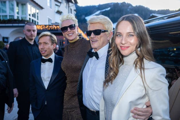 Datum: 13.03.26 Ort: Kitzbühel Im Bild: Helmut Werner, Brigitte Nielsen, Heino, Nicole Werner Er ist Kult blonde Haare, schwarze Sonnenbrille und eine unverwechselbare Jahrhundertstimme: Heino (87) blickt auf eine fast 70-jährige Karriere zurück. Doch nur wenige kennen die Geschichte hinter seiner berühmten dunklen Brille. Der Sänger, der bürgerlich Heinz Georg Kramm heißt, hat in seinem Leben über 55 Millionen Tonträger verkauft. Ob Schlager, Pop, Heavy Metal, Ballermann, Rap oder Klassik kaum ein Genre blieb ihm fremd. Bis heute steht der Kultstar auf der Bühne: Er tritt bei großen Festivals wie dem Parookaville vor Zehntausenden Fans genauso selbstverständlich auf wie bei klassischen Kirchenkonzerten, etwa in der xchristian esslerx