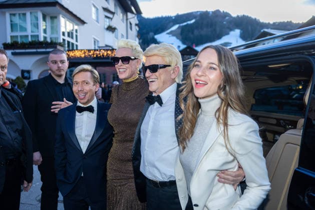 Datum: 13.03.26 Ort: Kitzbühel Im Bild: Helmut Werner, Brigitte Nielsen, Heino, Nicole Werner Er ist Kult blonde Haare, schwarze Sonnenbrille und eine unverwechselbare Jahrhundertstimme: Heino (87) blickt auf eine fast 70-jährige Karriere zurück. Doch nur wenige kennen die Geschichte hinter seiner berühmten dunklen Brille. Der Sänger, der bürgerlich Heinz Georg Kramm heißt, hat in seinem Leben über 55 Millionen Tonträger verkauft. Ob Schlager, Pop, Heavy Metal, Ballermann, Rap oder Klassik kaum ein Genre blieb ihm fremd. Bis heute steht der Kultstar auf der Bühne: Er tritt bei großen Festivals wie dem Parookaville vor Zehntausenden Fans genauso selbstverständlich auf wie bei klassischen Kirchenkonzerten, etwa in der xchristian esslerx