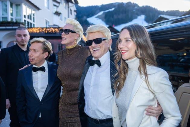 Datum: 13.03.26 Ort: Kitzbühel Im Bild: Helmut Werner, Brigitte Nielsen, Heino, Nicole Werner Er ist Kult blonde Haare, schwarze Sonnenbrille und eine unverwechselbare Jahrhundertstimme: Heino (87) blickt auf eine fast 70-jährige Karriere zurück. Doch nur wenige kennen die Geschichte hinter seiner berühmten dunklen Brille. Der Sänger, der bürgerlich Heinz Georg Kramm heißt, hat in seinem Leben über 55 Millionen Tonträger verkauft. Ob Schlager, Pop, Heavy Metal, Ballermann, Rap oder Klassik kaum ein Genre blieb ihm fremd. Bis heute steht der Kultstar auf der Bühne: Er tritt bei großen Festivals wie dem Parookaville vor Zehntausenden Fans genauso selbstverständlich auf wie bei klassischen Kirchenkonzerten, etwa in der xchristian esslerx