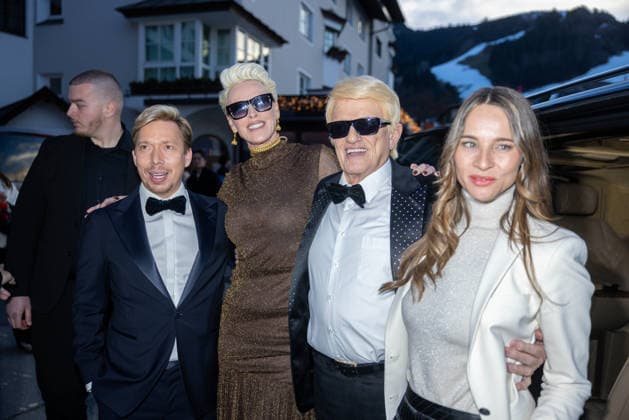 Datum: 13.03.26 Ort: Kitzbühel Im Bild: Helmut Werner, Brigitte Nielsen, Heino, Nicole Werner Er ist Kult blonde Haare, schwarze Sonnenbrille und eine unverwechselbare Jahrhundertstimme: Heino (87) blickt auf eine fast 70-jährige Karriere zurück. Doch nur wenige kennen die Geschichte hinter seiner berühmten dunklen Brille. Der Sänger, der bürgerlich Heinz Georg Kramm heißt, hat in seinem Leben über 55 Millionen Tonträger verkauft. Ob Schlager, Pop, Heavy Metal, Ballermann, Rap oder Klassik kaum ein Genre blieb ihm fremd. Bis heute steht der Kultstar auf der Bühne: Er tritt bei großen Festivals wie dem Parookaville vor Zehntausenden Fans genauso selbstverständlich auf wie bei klassischen Kirchenkonzerten, etwa in der xchristian esslerx