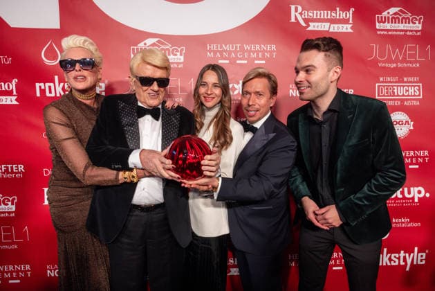 Datum: 13.03.26 Ort: Kitzbühel Im Bild: Brigitte Nielsen, Heino, Nicole Werner, Helmut Werner, Benedict Bartsch Er ist Kult blonde Haare, schwarze Sonnenbrille und eine unverwechselbare Jahrhundertstimme: Heino (87) blickt auf eine fast 70-jährige Karriere zurück. Doch nur wenige kennen die Geschichte hinter seiner berühmten dunklen Brille. Der Sänger, der bürgerlich Heinz Georg Kramm heißt, hat in seinem Leben über 55 Millionen Tonträger verkauft. Ob Schlager, Pop, Heavy Metal, Ballermann, Rap oder Klassik kaum ein Genre blieb ihm fremd. Bis heute steht der Kultstar auf der Bühne: Er tritt bei großen Festivals wie dem Parookaville vor Zehntausenden Fans genauso selbstverständlich auf wie bei klassischen Kirchenkonz xchristian esslerx