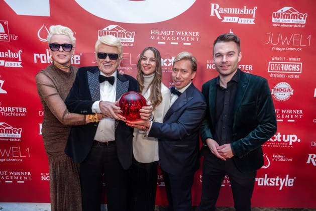 Datum: 13.03.26 Ort: Kitzbühel Im Bild: Brigitte Nielsen, Heino, Nicole Werner, Helmut Werner, Benedict Bartsch Er ist Kult blonde Haare, schwarze Sonnenbrille und eine unverwechselbare Jahrhundertstimme: Heino (87) blickt auf eine fast 70-jährige Karriere zurück. Doch nur wenige kennen die Geschichte hinter seiner berühmten dunklen Brille. Der Sänger, der bürgerlich Heinz Georg Kramm heißt, hat in seinem Leben über 55 Millionen Tonträger verkauft. Ob Schlager, Pop, Heavy Metal, Ballermann, Rap oder Klassik kaum ein Genre blieb ihm fremd. Bis heute steht der Kultstar auf der Bühne: Er tritt bei großen Festivals wie dem Parookaville vor Zehntausenden Fans genauso selbstverständlich auf wie bei klassischen Kirchenkonz xchristian esslerx