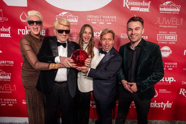Datum: 13.03.26 Ort: Kitzbühel Im Bild: Brigitte Nielsen, Heino, Nicole Werner, Helmut Werner, Benedict Bartsch Er ist Kult blonde Haare, schwarze Sonnenbrille und eine unverwechselbare Jahrhundertstimme: Heino (87) blickt auf eine fast 70-jährige Karriere zurück. Doch nur wenige kennen die Geschichte hinter seiner berühmten dunklen Brille. Der Sänger, der bürgerlich Heinz Georg Kramm heißt, hat in seinem Leben über 55 Millionen Tonträger verkauft. Ob Schlager, Pop, Heavy Metal, Ballermann, Rap oder Klassik kaum ein Genre blieb ihm fremd. Bis heute steht der Kultstar auf der Bühne: Er tritt bei großen Festivals wie dem Parookaville vor Zehntausenden Fans genauso selbstverständlich auf wie bei klassischen Kirchenkonz xchristian esslerx