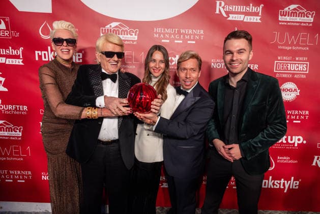 Datum: 13.03.26 Ort: Kitzbühel Im Bild: Brigitte Nielsen, Heino, Nicole Werner, Helmut Werner, Benedict Bartsch Er ist Kult blonde Haare, schwarze Sonnenbrille und eine unverwechselbare Jahrhundertstimme: Heino (87) blickt auf eine fast 70-jährige Karriere zurück. Doch nur wenige kennen die Geschichte hinter seiner berühmten dunklen Brille. Der Sänger, der bürgerlich Heinz Georg Kramm heißt, hat in seinem Leben über 55 Millionen Tonträger verkauft. Ob Schlager, Pop, Heavy Metal, Ballermann, Rap oder Klassik kaum ein Genre blieb ihm fremd. Bis heute steht der Kultstar auf der Bühne: Er tritt bei großen Festivals wie dem Parookaville vor Zehntausenden Fans genauso selbstverständlich auf wie bei klassischen Kirchenkonz xchristian esslerx