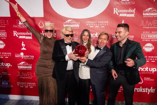 Datum: 13.03.26 Ort: Kitzbühel Im Bild: Brigitte Nielsen, Heino, Nicole Werner, Helmut Werner, Benedict Bartsch Er ist Kult blonde Haare, schwarze Sonnenbrille und eine unverwechselbare Jahrhundertstimme: Heino (87) blickt auf eine fast 70-jährige Karriere zurück. Doch nur wenige kennen die Geschichte hinter seiner berühmten dunklen Brille. Der Sänger, der bürgerlich Heinz Georg Kramm heißt, hat in seinem Leben über 55 Millionen Tonträger verkauft. Ob Schlager, Pop, Heavy Metal, Ballermann, Rap oder Klassik kaum ein Genre blieb ihm fremd. Bis heute steht der Kultstar auf der Bühne: Er tritt bei großen Festivals wie dem Parookaville vor Zehntausenden Fans genauso selbstverständlich auf wie bei klassischen Kirchenkonz xchristian esslerx
