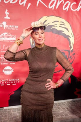 Datum: 13.03.26 Ort: Kitzbühel Im Bild: Brigitte Nielsen Er ist Kult blonde Haare, schwarze Sonnenbrille und eine unverwechselbare Jahrhundertstimme: Heino (87) blickt auf eine fast 70-jährige Karriere zurück. Doch nur wenige kennen die Geschichte hinter seiner berühmten dunklen Brille. Der Sänger, der bürgerlich Heinz Georg Kramm heißt, hat in seinem Leben über 55 Millionen Tonträger verkauft. Ob Schlager, Pop, Heavy Metal, Ballermann, Rap oder Klassik kaum ein Genre blieb ihm fremd. Bis heute steht der Kultstar auf der Bühne: Er tritt bei großen Festivals wie dem Parookaville vor Zehntausenden Fans genauso selbstverständlich auf wie bei klassischen Kirchenkonzerten, etwa in der Dresdner Kreuzkirche, oder bei Party xchristian esslerx
