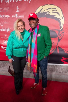 Datum: 13.03.26 Ort: Kitzbühel Im Bild: Roberto Blanco Er ist Kult blonde Haare, schwarze Sonnenbrille und eine unverwechselbare Jahrhundertstimme: Heino (87) blickt auf eine fast 70-jährige Karriere zurück. Doch nur wenige kennen die Geschichte hinter seiner berühmten dunklen Brille. Der Sänger, der bürgerlich Heinz Georg Kramm heißt, hat in seinem Leben über 55 Millionen Tonträger verkauft. Ob Schlager, Pop, Heavy Metal, Ballermann, Rap oder Klassik kaum ein Genre blieb ihm fremd. Bis heute steht der Kultstar auf der Bühne: Er tritt bei großen Festivals wie dem Parookaville vor Zehntausenden Fans genauso selbstverständlich auf wie bei klassischen Kirchenkonzerten, etwa in der Dresdner Kreuzkirche, oder bei Party-A xchristian esslerx