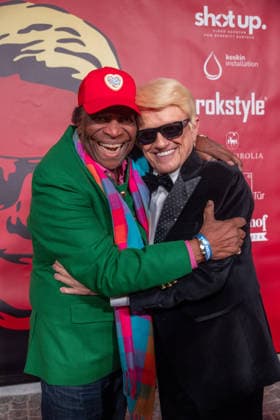 Datum: 13.03.26 Ort: Kitzbühel Im Bild: Roberto Blanco mit Heino Er ist Kult blonde Haare, schwarze Sonnenbrille und eine unverwechselbare Jahrhundertstimme: Heino (87) blickt auf eine fast 70-jährige Karriere zurück. Doch nur wenige kennen die Geschichte hinter seiner berühmten dunklen Brille. Der Sänger, der bürgerlich Heinz Georg Kramm heißt, hat in seinem Leben über 55 Millionen Tonträger verkauft. Ob Schlager, Pop, Heavy Metal, Ballermann, Rap oder Klassik kaum ein Genre blieb ihm fremd. Bis heute steht der Kultstar auf der Bühne: Er tritt bei großen Festivals wie dem Parookaville vor Zehntausenden Fans genauso selbstverständlich auf wie bei klassischen Kirchenkonzerten, etwa in der Dresdner Kreuzkirche, oder b xchristian esslerx