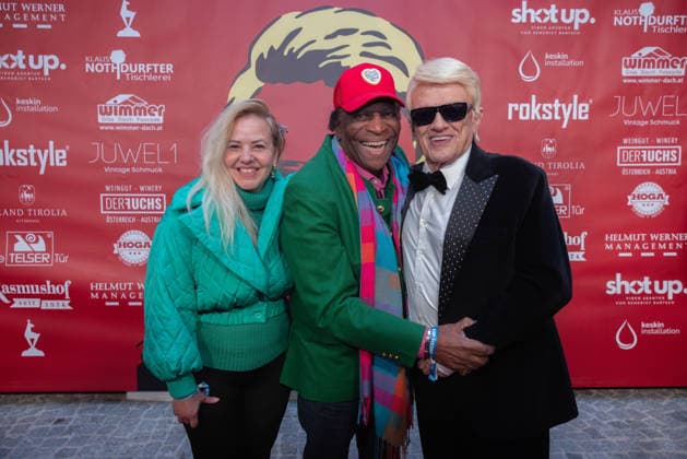 Datum: 13.03.26 Ort: Kitzbühel Im Bild: Roberto Blanco mit Heino Er ist Kult blonde Haare, schwarze Sonnenbrille und eine unverwechselbare Jahrhundertstimme: Heino (87) blickt auf eine fast 70-jährige Karriere zurück. Doch nur wenige kennen die Geschichte hinter seiner berühmten dunklen Brille. Der Sänger, der bürgerlich Heinz Georg Kramm heißt, hat in seinem Leben über 55 Millionen Tonträger verkauft. Ob Schlager, Pop, Heavy Metal, Ballermann, Rap oder Klassik kaum ein Genre blieb ihm fremd. Bis heute steht der Kultstar auf der Bühne: Er tritt bei großen Festivals wie dem Parookaville vor Zehntausenden Fans genauso selbstverständlich auf wie bei klassischen Kirchenkonzerten, etwa in der Dresdner Kreuzkirche, oder b xchristian esslerx