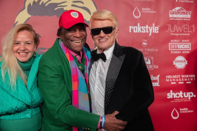 Datum: 13.03.26 Ort: Kitzbühel Im Bild: Roberto Blanco mit Heino Er ist Kult blonde Haare, schwarze Sonnenbrille und eine unverwechselbare Jahrhundertstimme: Heino (87) blickt auf eine fast 70-jährige Karriere zurück. Doch nur wenige kennen die Geschichte hinter seiner berühmten dunklen Brille. Der Sänger, der bürgerlich Heinz Georg Kramm heißt, hat in seinem Leben über 55 Millionen Tonträger verkauft. Ob Schlager, Pop, Heavy Metal, Ballermann, Rap oder Klassik kaum ein Genre blieb ihm fremd. Bis heute steht der Kultstar auf der Bühne: Er tritt bei großen Festivals wie dem Parookaville vor Zehntausenden Fans genauso selbstverständlich auf wie bei klassischen Kirchenkonzerten, etwa in der Dresdner Kreuzkirche, oder b xchristian esslerx