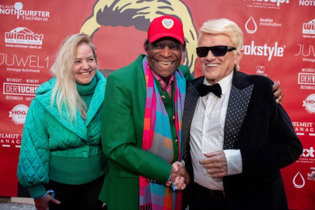 Datum: 13.03.26 Ort: Kitzbühel Im Bild: Roberto Blanco mit Heino Er ist Kult blonde Haare, schwarze Sonnenbrille und eine unverwechselbare Jahrhundertstimme: Heino (87) blickt auf eine fast 70-jährige Karriere zurück. Doch nur wenige kennen die Geschichte hinter seiner berühmten dunklen Brille. Der Sänger, der bürgerlich Heinz Georg Kramm heißt, hat in seinem Leben über 55 Millionen Tonträger verkauft. Ob Schlager, Pop, Heavy Metal, Ballermann, Rap oder Klassik kaum ein Genre blieb ihm fremd. Bis heute steht der Kultstar auf der Bühne: Er tritt bei großen Festivals wie dem Parookaville vor Zehntausenden Fans genauso selbstverständlich auf wie bei klassischen Kirchenkonzerten, etwa in der Dresdner Kreuzkirche, oder b xchristian esslerx