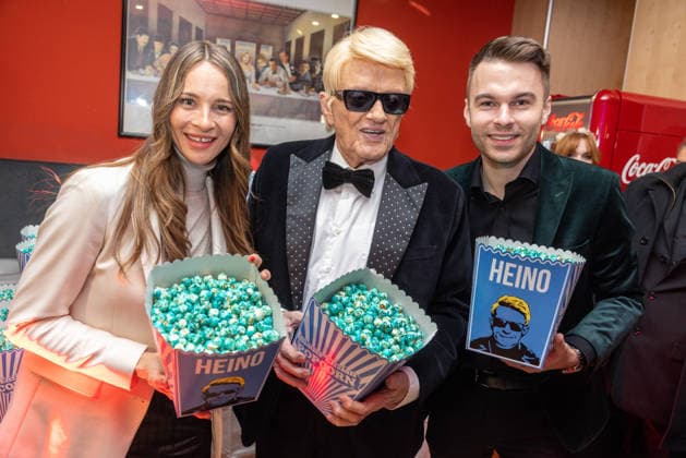 Datum: 13.03.26 Ort: Kitzbühel Im Bild: Nicole Werner, Heino und Benedict Bartsch Er ist Kult blonde Haare, schwarze Sonnenbrille und eine unverwechselbare Jahrhundertstimme: Heino (87) blickt auf eine fast 70-jährige Karriere zurück. Doch nur wenige kennen die Geschichte hinter seiner berühmten dunklen Brille. Der Sänger, der bürgerlich Heinz Georg Kramm heißt, hat in seinem Leben über 55 Millionen Tonträger verkauft. Ob Schlager, Pop, Heavy Metal, Ballermann, Rap oder Klassik kaum ein Genre blieb ihm fremd. Bis heute steht der Kultstar auf der Bühne: Er tritt bei großen Festivals wie dem Parookaville vor Zehntausenden Fans genauso selbstverständlich auf wie bei klassischen Kirchenkonzerten, etwa in der Dresdner Kr xchristian esslerx