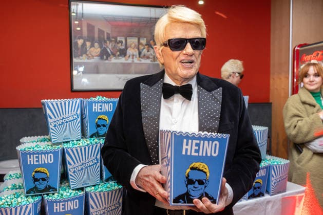 Datum: 13.03.26 Ort: Kitzbühel Im Bild: Heino Er ist Kult blonde Haare, schwarze Sonnenbrille und eine unverwechselbare Jahrhundertstimme: Heino (87) blickt auf eine fast 70-jährige Karriere zurück. Doch nur wenige kennen die Geschichte hinter seiner berühmten dunklen Brille. Der Sänger, der bürgerlich Heinz Georg Kramm heißt, hat in seinem Leben über 55 Millionen Tonträger verkauft. Ob Schlager, Pop, Heavy Metal, Ballermann, Rap oder Klassik kaum ein Genre blieb ihm fremd. Bis heute steht der Kultstar auf der Bühne: Er tritt bei großen Festivals wie dem Parookaville vor Zehntausenden Fans genauso selbstverständlich auf wie bei klassischen Kirchenkonzerten, etwa in der Dresdner Kreuzkirche, oder bei Party-Auftritten xchristian esslerx