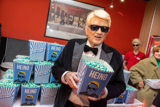 Datum: 13.03.26 Ort: Kitzbühel Im Bild: Heino Er ist Kult blonde Haare, schwarze Sonnenbrille und eine unverwechselbare Jahrhundertstimme: Heino (87) blickt auf eine fast 70-jährige Karriere zurück. Doch nur wenige kennen die Geschichte hinter seiner berühmten dunklen Brille. Der Sänger, der bürgerlich Heinz Georg Kramm heißt, hat in seinem Leben über 55 Millionen Tonträger verkauft. Ob Schlager, Pop, Heavy Metal, Ballermann, Rap oder Klassik kaum ein Genre blieb ihm fremd. Bis heute steht der Kultstar auf der Bühne: Er tritt bei großen Festivals wie dem Parookaville vor Zehntausenden Fans genauso selbstverständlich auf wie bei klassischen Kirchenkonzerten, etwa in der Dresdner Kreuzkirche, oder bei Party-Auftritten xchristian esslerx