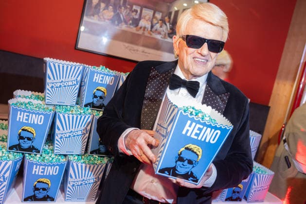 Datum: 13.03.26 Ort: Kitzbühel Im Bild: Heino Er ist Kult blonde Haare, schwarze Sonnenbrille und eine unverwechselbare Jahrhundertstimme: Heino (87) blickt auf eine fast 70-jährige Karriere zurück. Doch nur wenige kennen die Geschichte hinter seiner berühmten dunklen Brille. Der Sänger, der bürgerlich Heinz Georg Kramm heißt, hat in seinem Leben über 55 Millionen Tonträger verkauft. Ob Schlager, Pop, Heavy Metal, Ballermann, Rap oder Klassik kaum ein Genre blieb ihm fremd. Bis heute steht der Kultstar auf der Bühne: Er tritt bei großen Festivals wie dem Parookaville vor Zehntausenden Fans genauso selbstverständlich auf wie bei klassischen Kirchenkonzerten, etwa in der Dresdner Kreuzkirche, oder bei Party-Auftritten xchristian esslerx
