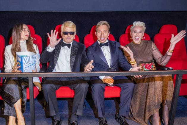 Datum: 13.03.26 Ort: Kitzbühel Im Bild: Nicole Werner, Heino, Helmut Werner, Brigitte Nielsen Er ist Kult blonde Haare, schwarze Sonnenbrille und eine unverwechselbare Jahrhundertstimme: Heino (87) blickt auf eine fast 70-jährige Karriere zurück. Doch nur wenige kennen die Geschichte hinter seiner berühmten dunklen Brille. Der Sänger, der bürgerlich Heinz Georg Kramm heißt, hat in seinem Leben über 55 Millionen Tonträger verkauft. Ob Schlager, Pop, Heavy Metal, Ballermann, Rap oder Klassik kaum ein Genre blieb ihm fremd. Bis heute steht der Kultstar auf der Bühne: Er tritt bei großen Festivals wie dem Parookaville vor Zehntausenden Fans genauso selbstverständlich auf wie bei klassischen Kirchenkonzerten, etwa in der xchristian esslerx