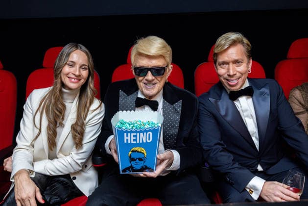 Datum: 13.03.26 Ort: Kitzbühel Im Bild: Nicole Werner, Heino, Helmut Werner Er ist Kult blonde Haare, schwarze Sonnenbrille und eine unverwechselbare Jahrhundertstimme: Heino (87) blickt auf eine fast 70-jährige Karriere zurück. Doch nur wenige kennen die Geschichte hinter seiner berühmten dunklen Brille. Der Sänger, der bürgerlich Heinz Georg Kramm heißt, hat in seinem Leben über 55 Millionen Tonträger verkauft. Ob Schlager, Pop, Heavy Metal, Ballermann, Rap oder Klassik kaum ein Genre blieb ihm fremd. Bis heute steht der Kultstar auf der Bühne: Er tritt bei großen Festivals wie dem Parookaville vor Zehntausenden Fans genauso selbstverständlich auf wie bei klassischen Kirchenkonzerten, etwa in der Dresdner Kreuzkir xchristian esslerx