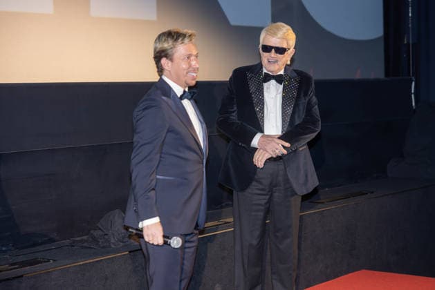 Datum: 13.03.26 Ort: Kitzbühel Er ist Kult blonde Haare, schwarze Sonnenbrille und eine unverwechselbare Jahrhundertstimme: Heino (87) blickt auf eine fast 70-jährige Karriere zurück. Doch nur wenige kennen die Geschichte hinter seiner berühmten dunklen Brille. Der Sänger, der bürgerlich Heinz Georg Kramm heißt, hat in seinem Leben über 55 Millionen Tonträger verkauft. Ob Schlager, Pop, Heavy Metal, Ballermann, Rap oder Klassik kaum ein Genre blieb ihm fremd. Bis heute steht der Kultstar auf der Bühne: Er tritt bei großen Festivals wie dem Parookaville vor Zehntausenden Fans genauso selbstverständlich auf wie bei klassischen Kirchenkonzerten, etwa in der Dresdner Kreuzkirche, oder bei Party-Auftritten im Bierkönig a xchristian esslerx