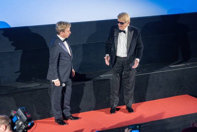 Datum: 13.03.26 Ort: Kitzbühel Er ist Kult blonde Haare, schwarze Sonnenbrille und eine unverwechselbare Jahrhundertstimme: Heino (87) blickt auf eine fast 70-jährige Karriere zurück. Doch nur wenige kennen die Geschichte hinter seiner berühmten dunklen Brille. Der Sänger, der bürgerlich Heinz Georg Kramm heißt, hat in seinem Leben über 55 Millionen Tonträger verkauft. Ob Schlager, Pop, Heavy Metal, Ballermann, Rap oder Klassik kaum ein Genre blieb ihm fremd. Bis heute steht der Kultstar auf der Bühne: Er tritt bei großen Festivals wie dem Parookaville vor Zehntausenden Fans genauso selbstverständlich auf wie bei klassischen Kirchenkonzerten, etwa in der Dresdner Kreuzkirche, oder bei Party-Auftritten im Bierkönig a xchristian esslerx
