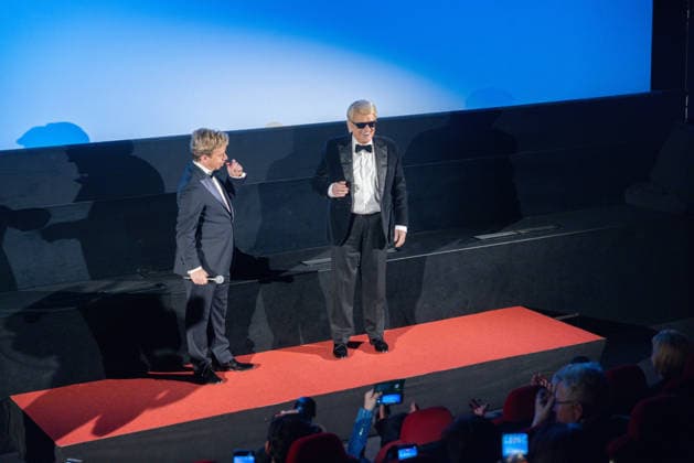 Datum: 13.03.26 Ort: Kitzbühel Er ist Kult blonde Haare, schwarze Sonnenbrille und eine unverwechselbare Jahrhundertstimme: Heino (87) blickt auf eine fast 70-jährige Karriere zurück. Doch nur wenige kennen die Geschichte hinter seiner berühmten dunklen Brille. Der Sänger, der bürgerlich Heinz Georg Kramm heißt, hat in seinem Leben über 55 Millionen Tonträger verkauft. Ob Schlager, Pop, Heavy Metal, Ballermann, Rap oder Klassik kaum ein Genre blieb ihm fremd. Bis heute steht der Kultstar auf der Bühne: Er tritt bei großen Festivals wie dem Parookaville vor Zehntausenden Fans genauso selbstverständlich auf wie bei klassischen Kirchenkonzerten, etwa in der Dresdner Kreuzkirche, oder bei Party-Auftritten im Bierkönig a xchristian esslerx