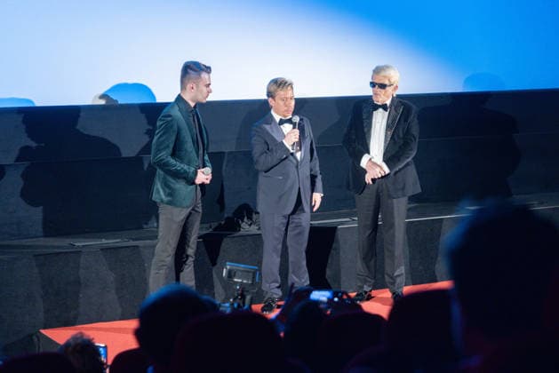 Datum: 13.03.26 Ort: Kitzbühel Er ist Kult blonde Haare, schwarze Sonnenbrille und eine unverwechselbare Jahrhundertstimme: Heino (87) blickt auf eine fast 70-jährige Karriere zurück. Doch nur wenige kennen die Geschichte hinter seiner berühmten dunklen Brille. Der Sänger, der bürgerlich Heinz Georg Kramm heißt, hat in seinem Leben über 55 Millionen Tonträger verkauft. Ob Schlager, Pop, Heavy Metal, Ballermann, Rap oder Klassik kaum ein Genre blieb ihm fremd. Bis heute steht der Kultstar auf der Bühne: Er tritt bei großen Festivals wie dem Parookaville vor Zehntausenden Fans genauso selbstverständlich auf wie bei klassischen Kirchenkonzerten, etwa in der Dresdner Kreuzkirche, oder bei Party-Auftritten im Bierkönig a xchristian esslerx