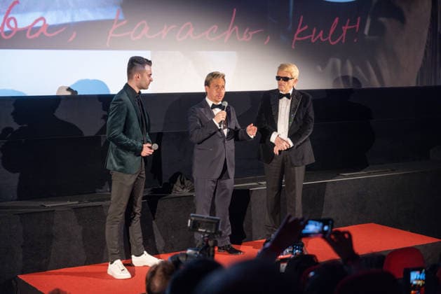 Datum: 13.03.26 Ort: Kitzbühel Er ist Kult blonde Haare, schwarze Sonnenbrille und eine unverwechselbare Jahrhundertstimme: Heino (87) blickt auf eine fast 70-jährige Karriere zurück. Doch nur wenige kennen die Geschichte hinter seiner berühmten dunklen Brille. Der Sänger, der bürgerlich Heinz Georg Kramm heißt, hat in seinem Leben über 55 Millionen Tonträger verkauft. Ob Schlager, Pop, Heavy Metal, Ballermann, Rap oder Klassik kaum ein Genre blieb ihm fremd. Bis heute steht der Kultstar auf der Bühne: Er tritt bei großen Festivals wie dem Parookaville vor Zehntausenden Fans genauso selbstverständlich auf wie bei klassischen Kirchenkonzerten, etwa in der Dresdner Kreuzkirche, oder bei Party-Auftritten im Bierkönig a xchristian esslerx