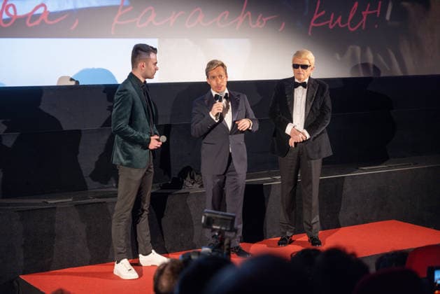 Datum: 13.03.26 Ort: Kitzbühel Er ist Kult blonde Haare, schwarze Sonnenbrille und eine unverwechselbare Jahrhundertstimme: Heino (87) blickt auf eine fast 70-jährige Karriere zurück. Doch nur wenige kennen die Geschichte hinter seiner berühmten dunklen Brille. Der Sänger, der bürgerlich Heinz Georg Kramm heißt, hat in seinem Leben über 55 Millionen Tonträger verkauft. Ob Schlager, Pop, Heavy Metal, Ballermann, Rap oder Klassik kaum ein Genre blieb ihm fremd. Bis heute steht der Kultstar auf der Bühne: Er tritt bei großen Festivals wie dem Parookaville vor Zehntausenden Fans genauso selbstverständlich auf wie bei klassischen Kirchenkonzerten, etwa in der Dresdner Kreuzkirche, oder bei Party-Auftritten im Bierkönig a xchristian esslerx