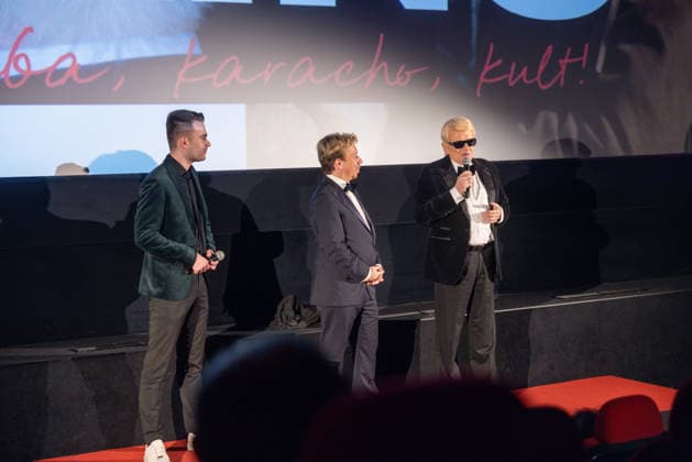 Datum: 13.03.26 Ort: Kitzbühel Er ist Kult blonde Haare, schwarze Sonnenbrille und eine unverwechselbare Jahrhundertstimme: Heino (87) blickt auf eine fast 70-jährige Karriere zurück. Doch nur wenige kennen die Geschichte hinter seiner berühmten dunklen Brille. Der Sänger, der bürgerlich Heinz Georg Kramm heißt, hat in seinem Leben über 55 Millionen Tonträger verkauft. Ob Schlager, Pop, Heavy Metal, Ballermann, Rap oder Klassik kaum ein Genre blieb ihm fremd. Bis heute steht der Kultstar auf der Bühne: Er tritt bei großen Festivals wie dem Parookaville vor Zehntausenden Fans genauso selbstverständlich auf wie bei klassischen Kirchenkonzerten, etwa in der Dresdner Kreuzkirche, oder bei Party-Auftritten im Bierkönig a xchristian esslerx