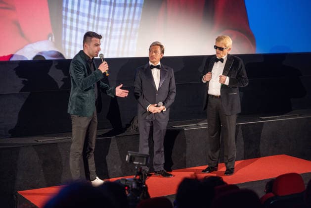 Datum: 13.03.26 Ort: Kitzbühel Er ist Kult blonde Haare, schwarze Sonnenbrille und eine unverwechselbare Jahrhundertstimme: Heino (87) blickt auf eine fast 70-jährige Karriere zurück. Doch nur wenige kennen die Geschichte hinter seiner berühmten dunklen Brille. Der Sänger, der bürgerlich Heinz Georg Kramm heißt, hat in seinem Leben über 55 Millionen Tonträger verkauft. Ob Schlager, Pop, Heavy Metal, Ballermann, Rap oder Klassik kaum ein Genre blieb ihm fremd. Bis heute steht der Kultstar auf der Bühne: Er tritt bei großen Festivals wie dem Parookaville vor Zehntausenden Fans genauso selbstverständlich auf wie bei klassischen Kirchenkonzerten, etwa in der Dresdner Kreuzkirche, oder bei Party-Auftritten im Bierkönig a xchristian esslerx