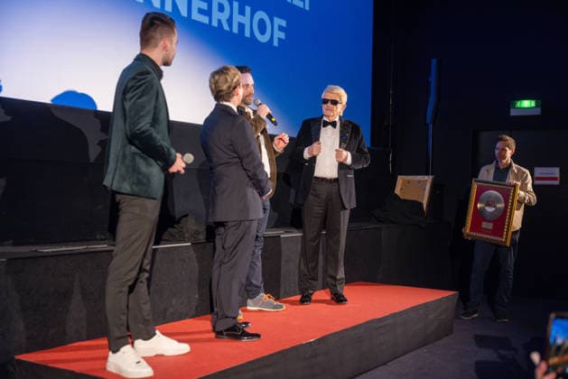 Datum: 13.03.26 Ort: Kitzbühel Er ist Kult blonde Haare, schwarze Sonnenbrille und eine unverwechselbare Jahrhundertstimme: Heino (87) blickt auf eine fast 70-jährige Karriere zurück. Doch nur wenige kennen die Geschichte hinter seiner berühmten dunklen Brille. Der Sänger, der bürgerlich Heinz Georg Kramm heißt, hat in seinem Leben über 55 Millionen Tonträger verkauft. Ob Schlager, Pop, Heavy Metal, Ballermann, Rap oder Klassik kaum ein Genre blieb ihm fremd. Bis heute steht der Kultstar auf der Bühne: Er tritt bei großen Festivals wie dem Parookaville vor Zehntausenden Fans genauso selbstverständlich auf wie bei klassischen Kirchenkonzerten, etwa in der Dresdner Kreuzkirche, oder bei Party-Auftritten im Bierkönig a xchristian esslerx
