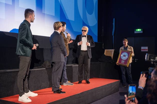 Datum: 13.03.26 Ort: Kitzbühel Er ist Kult blonde Haare, schwarze Sonnenbrille und eine unverwechselbare Jahrhundertstimme: Heino (87) blickt auf eine fast 70-jährige Karriere zurück. Doch nur wenige kennen die Geschichte hinter seiner berühmten dunklen Brille. Der Sänger, der bürgerlich Heinz Georg Kramm heißt, hat in seinem Leben über 55 Millionen Tonträger verkauft. Ob Schlager, Pop, Heavy Metal, Ballermann, Rap oder Klassik kaum ein Genre blieb ihm fremd. Bis heute steht der Kultstar auf der Bühne: Er tritt bei großen Festivals wie dem Parookaville vor Zehntausenden Fans genauso selbstverständlich auf wie bei klassischen Kirchenkonzerten, etwa in der Dresdner Kreuzkirche, oder bei Party-Auftritten im Bierkönig a xchristian esslerx