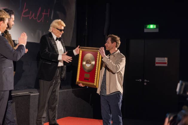Datum: 13.03.26 Ort: Kitzbühel Er ist Kult blonde Haare, schwarze Sonnenbrille und eine unverwechselbare Jahrhundertstimme: Heino (87) blickt auf eine fast 70-jährige Karriere zurück. Doch nur wenige kennen die Geschichte hinter seiner berühmten dunklen Brille. Der Sänger, der bürgerlich Heinz Georg Kramm heißt, hat in seinem Leben über 55 Millionen Tonträger verkauft. Ob Schlager, Pop, Heavy Metal, Ballermann, Rap oder Klassik kaum ein Genre blieb ihm fremd. Bis heute steht der Kultstar auf der Bühne: Er tritt bei großen Festivals wie dem Parookaville vor Zehntausenden Fans genauso selbstverständlich auf wie bei klassischen Kirchenkonzerten, etwa in der Dresdner Kreuzkirche, oder bei Party-Auftritten im Bierkönig a xchristian esslerx