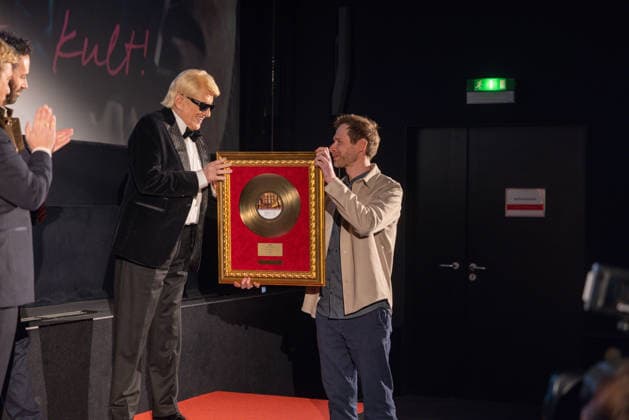 Datum: 13.03.26 Ort: Kitzbühel Er ist Kult blonde Haare, schwarze Sonnenbrille und eine unverwechselbare Jahrhundertstimme: Heino (87) blickt auf eine fast 70-jährige Karriere zurück. Doch nur wenige kennen die Geschichte hinter seiner berühmten dunklen Brille. Der Sänger, der bürgerlich Heinz Georg Kramm heißt, hat in seinem Leben über 55 Millionen Tonträger verkauft. Ob Schlager, Pop, Heavy Metal, Ballermann, Rap oder Klassik kaum ein Genre blieb ihm fremd. Bis heute steht der Kultstar auf der Bühne: Er tritt bei großen Festivals wie dem Parookaville vor Zehntausenden Fans genauso selbstverständlich auf wie bei klassischen Kirchenkonzerten, etwa in der Dresdner Kreuzkirche, oder bei Party-Auftritten im Bierkönig a xchristian esslerx