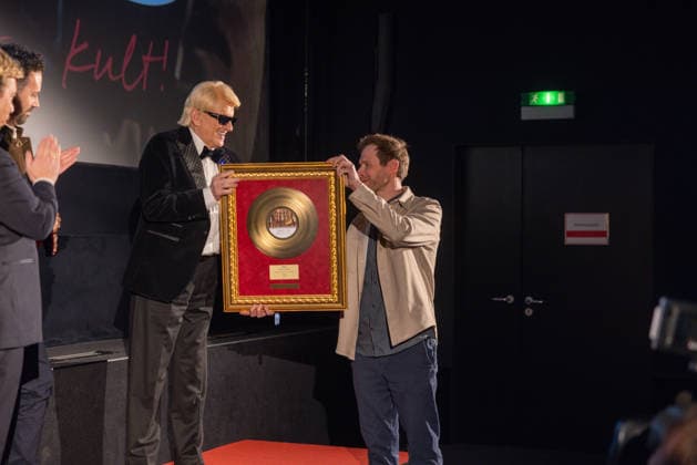 Datum: 13.03.26 Ort: Kitzbühel Er ist Kult blonde Haare, schwarze Sonnenbrille und eine unverwechselbare Jahrhundertstimme: Heino (87) blickt auf eine fast 70-jährige Karriere zurück. Doch nur wenige kennen die Geschichte hinter seiner berühmten dunklen Brille. Der Sänger, der bürgerlich Heinz Georg Kramm heißt, hat in seinem Leben über 55 Millionen Tonträger verkauft. Ob Schlager, Pop, Heavy Metal, Ballermann, Rap oder Klassik kaum ein Genre blieb ihm fremd. Bis heute steht der Kultstar auf der Bühne: Er tritt bei großen Festivals wie dem Parookaville vor Zehntausenden Fans genauso selbstverständlich auf wie bei klassischen Kirchenkonzerten, etwa in der Dresdner Kreuzkirche, oder bei Party-Auftritten im Bierkönig a xchristian esslerx