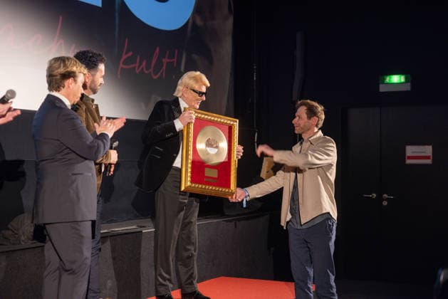 Datum: 13.03.26 Ort: Kitzbühel Er ist Kult blonde Haare, schwarze Sonnenbrille und eine unverwechselbare Jahrhundertstimme: Heino (87) blickt auf eine fast 70-jährige Karriere zurück. Doch nur wenige kennen die Geschichte hinter seiner berühmten dunklen Brille. Der Sänger, der bürgerlich Heinz Georg Kramm heißt, hat in seinem Leben über 55 Millionen Tonträger verkauft. Ob Schlager, Pop, Heavy Metal, Ballermann, Rap oder Klassik kaum ein Genre blieb ihm fremd. Bis heute steht der Kultstar auf der Bühne: Er tritt bei großen Festivals wie dem Parookaville vor Zehntausenden Fans genauso selbstverständlich auf wie bei klassischen Kirchenkonzerten, etwa in der Dresdner Kreuzkirche, oder bei Party-Auftritten im Bierkönig a xchristian esslerx