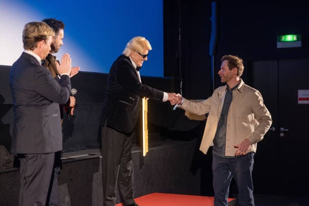 Datum: 13.03.26 Ort: Kitzbühel Er ist Kult blonde Haare, schwarze Sonnenbrille und eine unverwechselbare Jahrhundertstimme: Heino (87) blickt auf eine fast 70-jährige Karriere zurück. Doch nur wenige kennen die Geschichte hinter seiner berühmten dunklen Brille. Der Sänger, der bürgerlich Heinz Georg Kramm heißt, hat in seinem Leben über 55 Millionen Tonträger verkauft. Ob Schlager, Pop, Heavy Metal, Ballermann, Rap oder Klassik kaum ein Genre blieb ihm fremd. Bis heute steht der Kultstar auf der Bühne: Er tritt bei großen Festivals wie dem Parookaville vor Zehntausenden Fans genauso selbstverständlich auf wie bei klassischen Kirchenkonzerten, etwa in der Dresdner Kreuzkirche, oder bei Party-Auftritten im Bierkönig a xchristian esslerx