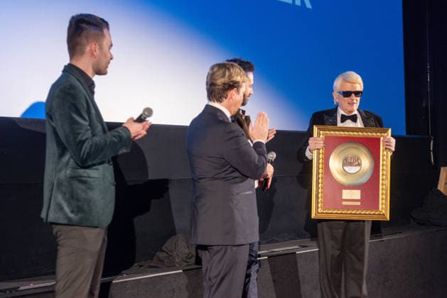 Datum: 13.03.26 Ort: Kitzbühel Er ist Kult blonde Haare, schwarze Sonnenbrille und eine unverwechselbare Jahrhundertstimme: Heino (87) blickt auf eine fast 70-jährige Karriere zurück. Doch nur wenige kennen die Geschichte hinter seiner berühmten dunklen Brille. Der Sänger, der bürgerlich Heinz Georg Kramm heißt, hat in seinem Leben über 55 Millionen Tonträger verkauft. Ob Schlager, Pop, Heavy Metal, Ballermann, Rap oder Klassik kaum ein Genre blieb ihm fremd. Bis heute steht der Kultstar auf der Bühne: Er tritt bei großen Festivals wie dem Parookaville vor Zehntausenden Fans genauso selbstverständlich auf wie bei klassischen Kirchenkonzerten, etwa in der Dresdner Kreuzkirche, oder bei Party-Auftritten im Bierkönig a xchristian esslerx