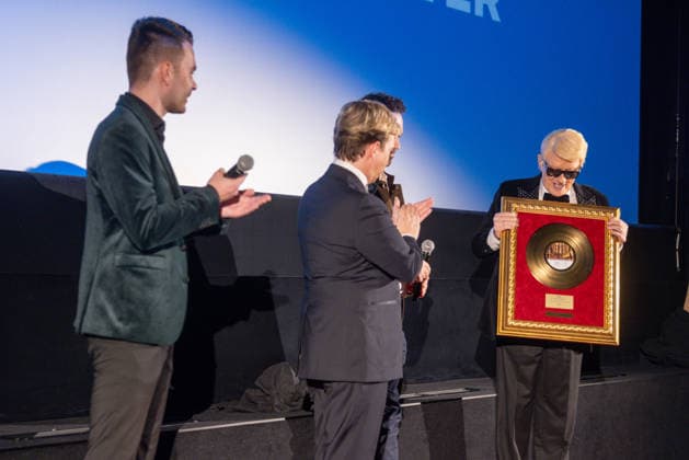 Datum: 13.03.26 Ort: Kitzbühel Er ist Kult blonde Haare, schwarze Sonnenbrille und eine unverwechselbare Jahrhundertstimme: Heino (87) blickt auf eine fast 70-jährige Karriere zurück. Doch nur wenige kennen die Geschichte hinter seiner berühmten dunklen Brille. Der Sänger, der bürgerlich Heinz Georg Kramm heißt, hat in seinem Leben über 55 Millionen Tonträger verkauft. Ob Schlager, Pop, Heavy Metal, Ballermann, Rap oder Klassik kaum ein Genre blieb ihm fremd. Bis heute steht der Kultstar auf der Bühne: Er tritt bei großen Festivals wie dem Parookaville vor Zehntausenden Fans genauso selbstverständlich auf wie bei klassischen Kirchenkonzerten, etwa in der Dresdner Kreuzkirche, oder bei Party-Auftritten im Bierkönig a xchristian esslerx