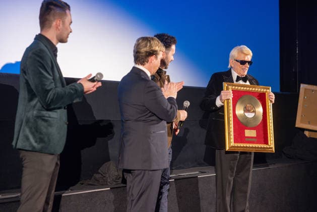 Datum: 13.03.26 Ort: Kitzbühel Er ist Kult blonde Haare, schwarze Sonnenbrille und eine unverwechselbare Jahrhundertstimme: Heino (87) blickt auf eine fast 70-jährige Karriere zurück. Doch nur wenige kennen die Geschichte hinter seiner berühmten dunklen Brille. Der Sänger, der bürgerlich Heinz Georg Kramm heißt, hat in seinem Leben über 55 Millionen Tonträger verkauft. Ob Schlager, Pop, Heavy Metal, Ballermann, Rap oder Klassik kaum ein Genre blieb ihm fremd. Bis heute steht der Kultstar auf der Bühne: Er tritt bei großen Festivals wie dem Parookaville vor Zehntausenden Fans genauso selbstverständlich auf wie bei klassischen Kirchenkonzerten, etwa in der Dresdner Kreuzkirche, oder bei Party-Auftritten im Bierkönig a xchristian esslerx