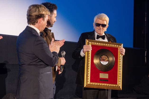 Datum: 13.03.26 Ort: Kitzbühel Er ist Kult blonde Haare, schwarze Sonnenbrille und eine unverwechselbare Jahrhundertstimme: Heino (87) blickt auf eine fast 70-jährige Karriere zurück. Doch nur wenige kennen die Geschichte hinter seiner berühmten dunklen Brille. Der Sänger, der bürgerlich Heinz Georg Kramm heißt, hat in seinem Leben über 55 Millionen Tonträger verkauft. Ob Schlager, Pop, Heavy Metal, Ballermann, Rap oder Klassik kaum ein Genre blieb ihm fremd. Bis heute steht der Kultstar auf der Bühne: Er tritt bei großen Festivals wie dem Parookaville vor Zehntausenden Fans genauso selbstverständlich auf wie bei klassischen Kirchenkonzerten, etwa in der Dresdner Kreuzkirche, oder bei Party-Auftritten im Bierkönig a xchristian esslerx