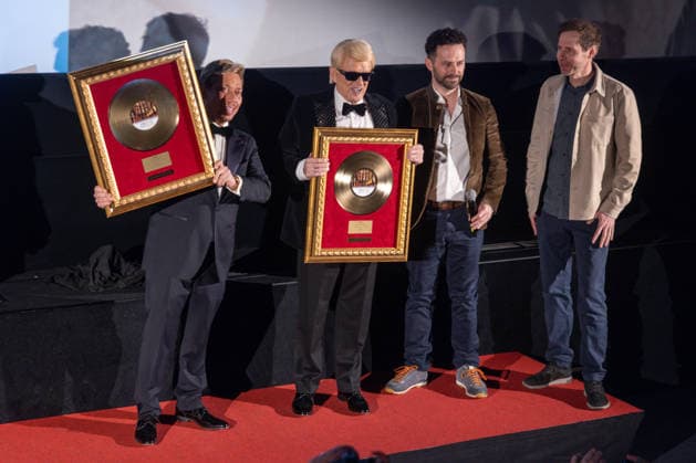 Datum: 13.03.26 Ort: Kitzbühel Er ist Kult blonde Haare, schwarze Sonnenbrille und eine unverwechselbare Jahrhundertstimme: Heino (87) blickt auf eine fast 70-jährige Karriere zurück. Doch nur wenige kennen die Geschichte hinter seiner berühmten dunklen Brille. Der Sänger, der bürgerlich Heinz Georg Kramm heißt, hat in seinem Leben über 55 Millionen Tonträger verkauft. Ob Schlager, Pop, Heavy Metal, Ballermann, Rap oder Klassik kaum ein Genre blieb ihm fremd. Bis heute steht der Kultstar auf der Bühne: Er tritt bei großen Festivals wie dem Parookaville vor Zehntausenden Fans genauso selbstverständlich auf wie bei klassischen Kirchenkonzerten, etwa in der Dresdner Kreuzkirche, oder bei Party-Auftritten im Bierkönig a xchristian esslerx