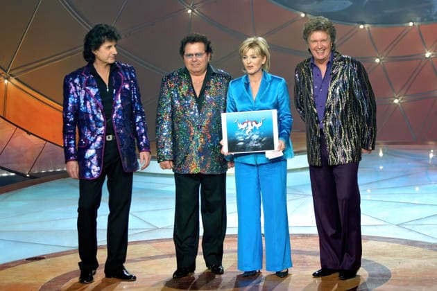 ARCHIV: Die Flippers Manfred Durban , Bernd Hengst und Olaf Malolepski ( Die Flippers ) mit Carmen Nebel anläßlich der ZDF-Fernsehshow Willkommen bei Carmen Nebel , 2005 ARCHIVAUFNAHME, Datum geschätzt 20260117JWM0162 *** ARCHIVE The Flippers Manfred Durban , Bernd Hengst and Olaf Malolepski The Flippers with Carmen Nebel on the occasion of the ZDF TV show Willkommen bei Carmen Nebel , 2005 ARCHIVE RECORDING, date estimated 20260117JWM0162