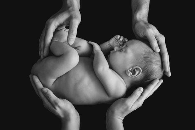 Süßes Neugeborenes in den Händen von Vater und Mutter auf schwarzem Hintergrund Cute newborn baby in the father s and mother s hands on black background Copyright: imageBROKER blackday ibxiqx16980142.jpg ,model released, Symbolfoto ,property released