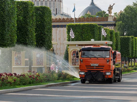 Wassertankwagen im VDNH-Park, Moskau: Verbesserung der Grünflächen MOSCOW - JUL 29, 2025: Watering Truck in VDNH Park, Moscow: Enhancing Green Spaces (License=RM) Copyright: xZoonar.com GeorgxVottelerx 24777720
