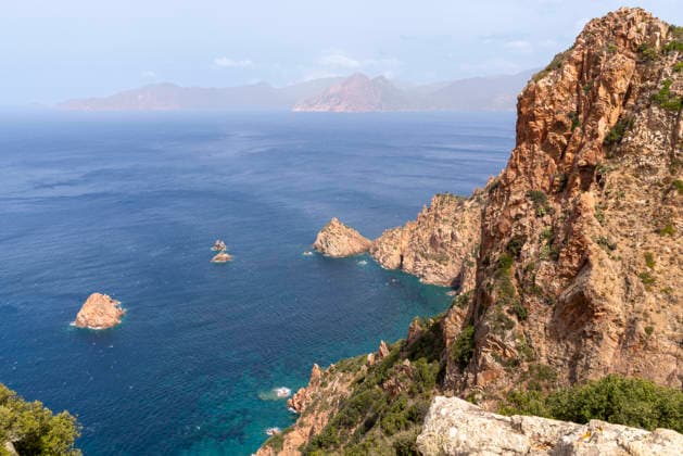 Die Küste von Calanques de Piana mit dem türkisfarbenen Mittelmeer Steep granite cliffs defining the dramatic coastline of the Calanques de Piana in Corsica, France (License=RF) Copyright: xZoonar.com Farifox 24782588