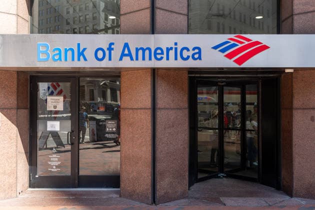 Eingang einer Filiale der amerikanischen Großbank Bank of America im Stadtzentrum von Boston. Das Bild zeigt den Eingangsbereich mit dem bekannten Logo der Bank sowie die Glasfassade des Gebäudes im Finanzdistrikt. *** Entrance to a branch of the major American bank Bank of America in downtown Boston The picture shows the entrance area with the banks well-known logo and the glass façade of the building in the financial district