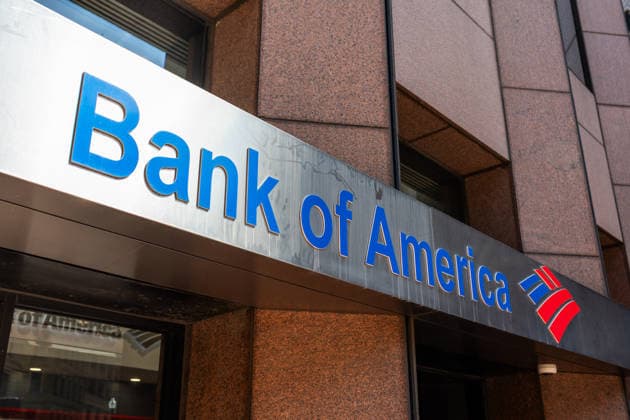 Eingang einer Filiale der amerikanischen Großbank Bank of America im Stadtzentrum von Boston. Das Bild zeigt den Eingangsbereich mit dem bekannten Logo der Bank sowie die Glasfassade des Gebäudes im Finanzdistrikt. *** Entrance to a branch of the major American bank Bank of America in downtown Boston The picture shows the entrance area with the banks well-known logo and the glass façade of the building in the financial district