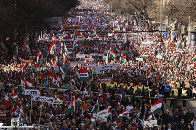 News Bilder des Tages Hungary Marks 178th Anniversary of 1848 49 Revolution BUDAPEST, HUNGARY - MARCH 15: People wave Hungarian flags and hold banners as they attend a Peace March in support of the government of Prime Minister s FIDESZ on the 178th anniversary of the Hungarian Revolution and War of Independence of 1848-1849 in Budapest, Hungary on March 15, 2026. Arpad Kurucz Anadolu Budapest Hungary. Editorial use only. Please get in touch for any other usage.  Copyright: x2026xAnadoluxArpadxKuruczx