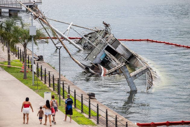 News Bilder des Tages SANTOS, SP - 15.03.2026: NAVIO TOMBA NO PORTO DE SANTOS - The historic ship Professor W. Besnard, used for national scientific research since 1967 and docked in the Port of Santos since 2008, capsized and partially sank on Friday night (13). In the photo, records of the vessel on Sunday afternoon (15) in Parque Valongo in Santos, SP. x2904852x  RodileixMorais